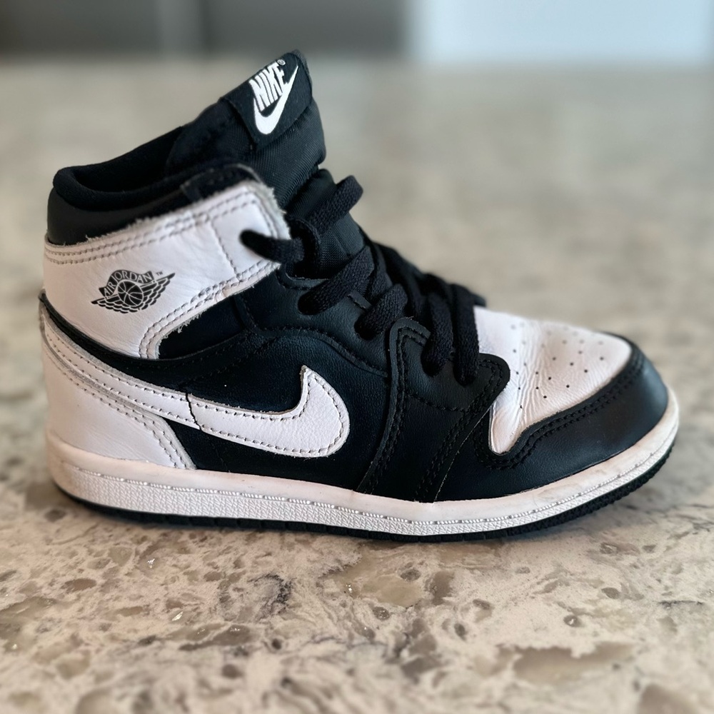Nike Kids Black and White Sneakers, size 9.5